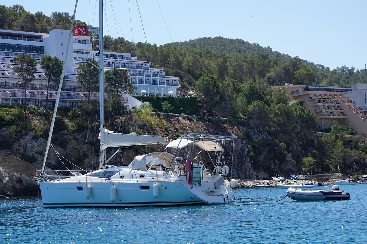 Ruta norte de Ibiza en barco: acantilados, cuevas y calas salvajes