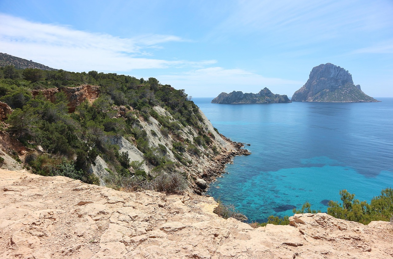Cala d’Hort y Es Vedrà: la ruta mística de Ibiza en barco